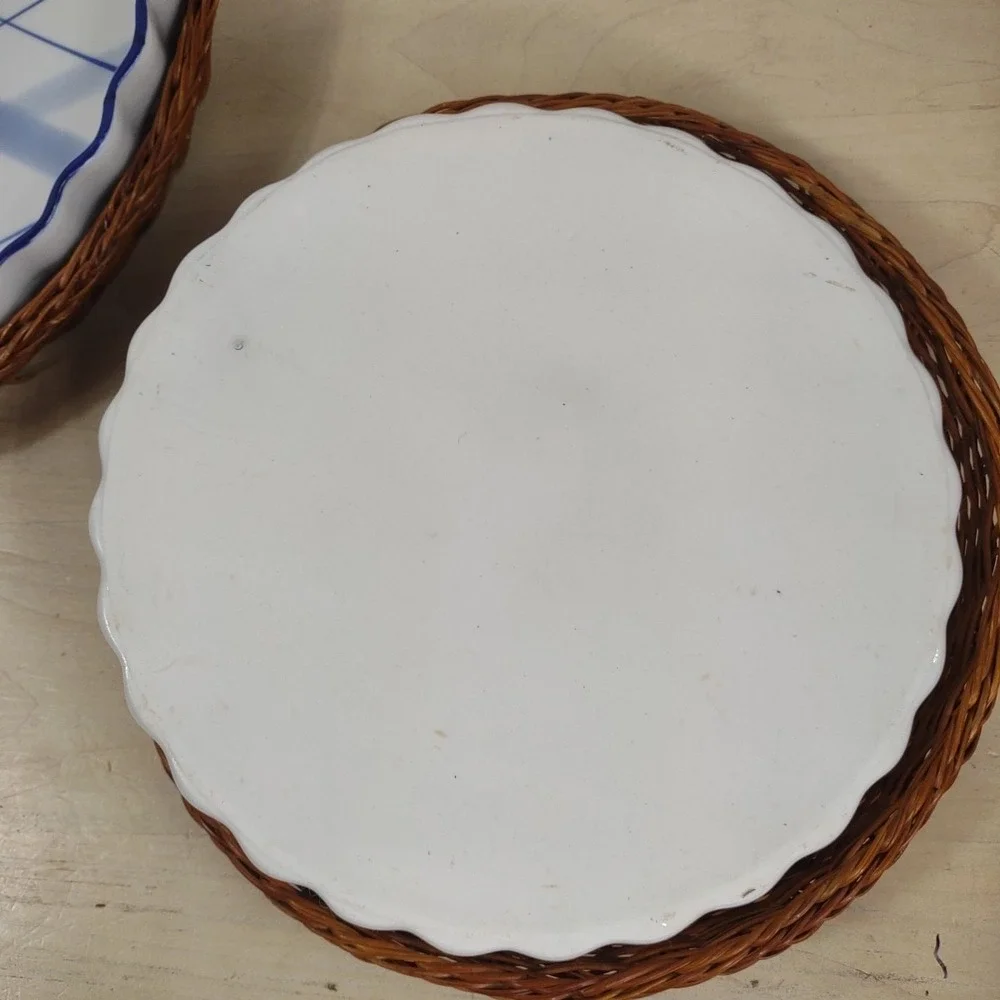Vtg Blue White Window Pane Floral Quiche Tart Baking Dishes with Wicker Trays